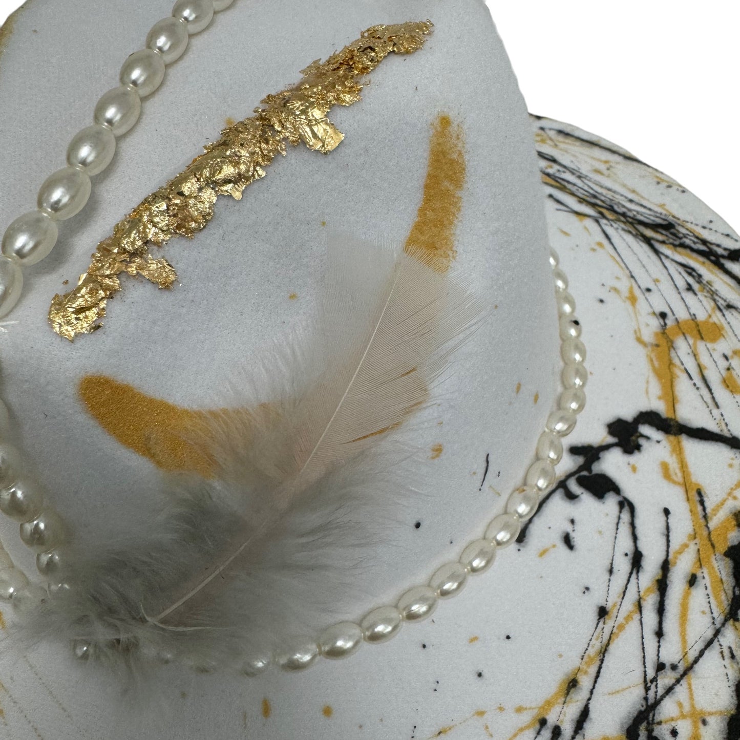 Palarie alba, cu bor lat, handmade, pictata si accesorizata manual, reglabila, TouchofGold