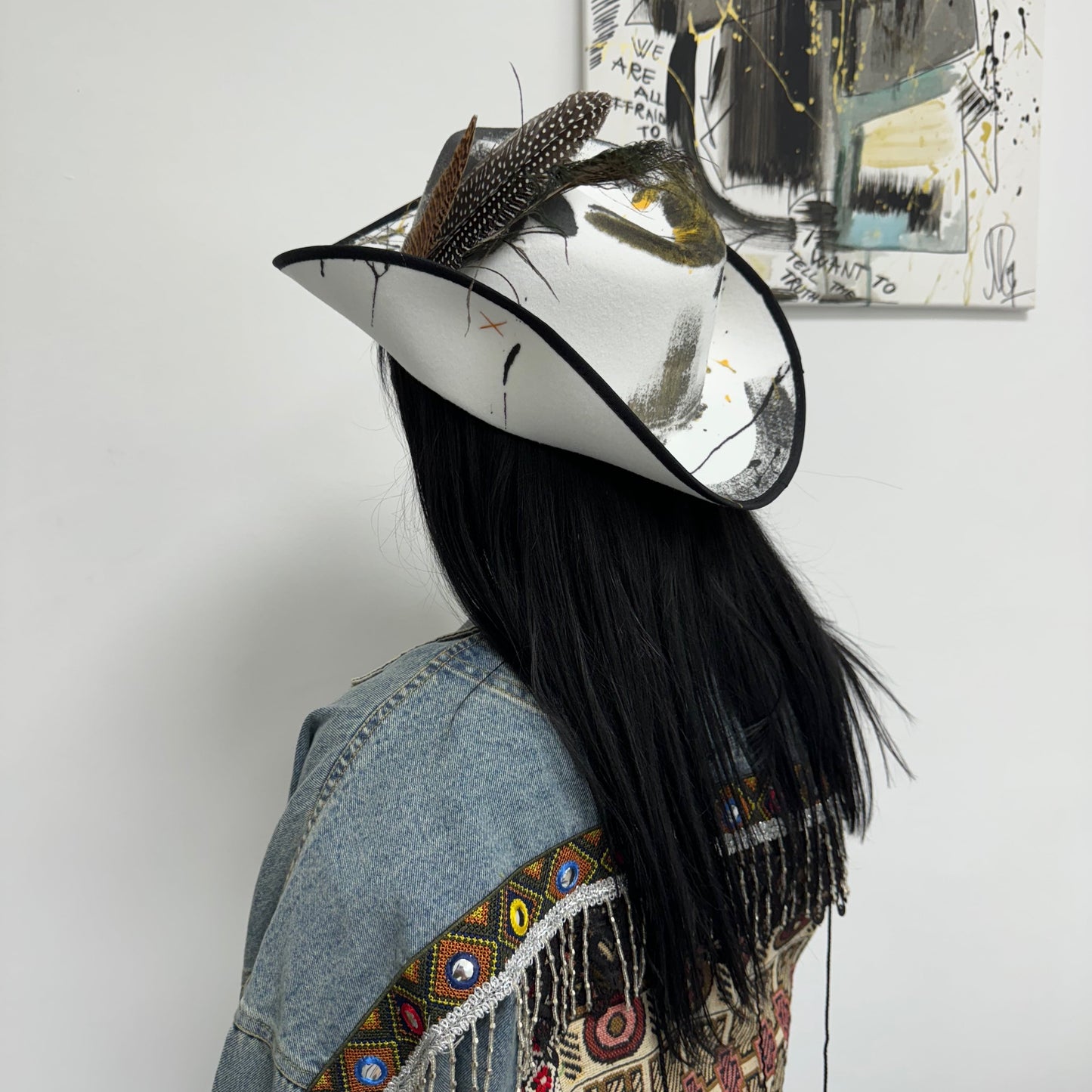 Palarie alba, stil cowboy, handmade, pictata si accesorizata manual, reglabila, Tabitta