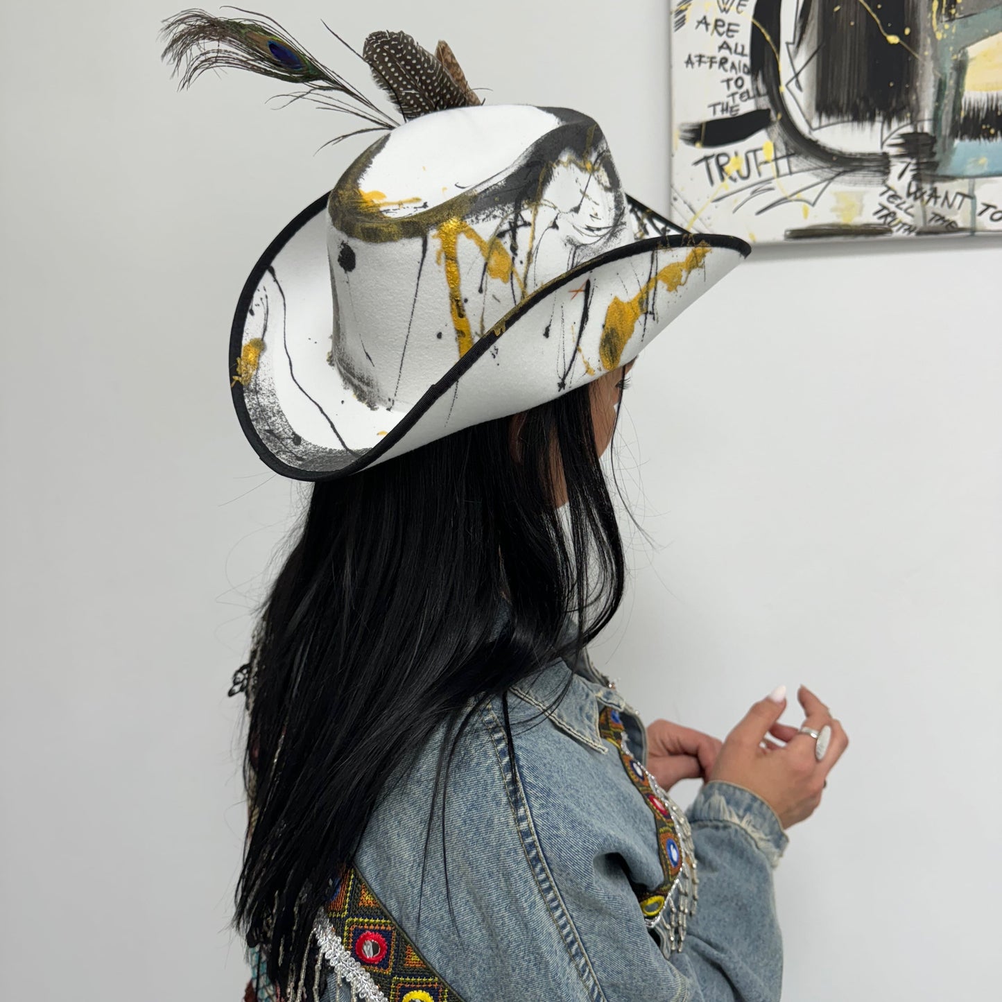 Palarie alba, stil cowboy, handmade, pictata si accesorizata manual, reglabila, Tabitta