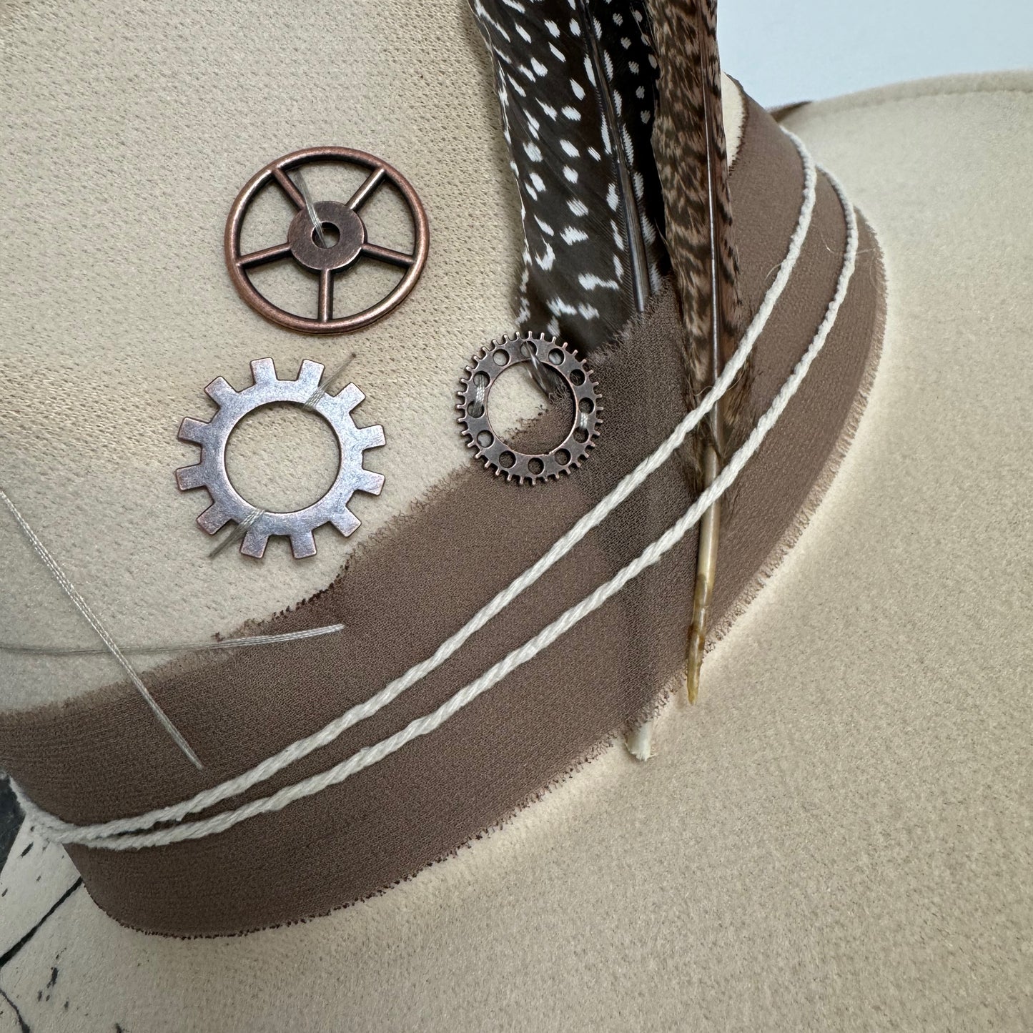 Palarie bej, handmade, pictata si accesorizata manual, reglabila, Tallulah