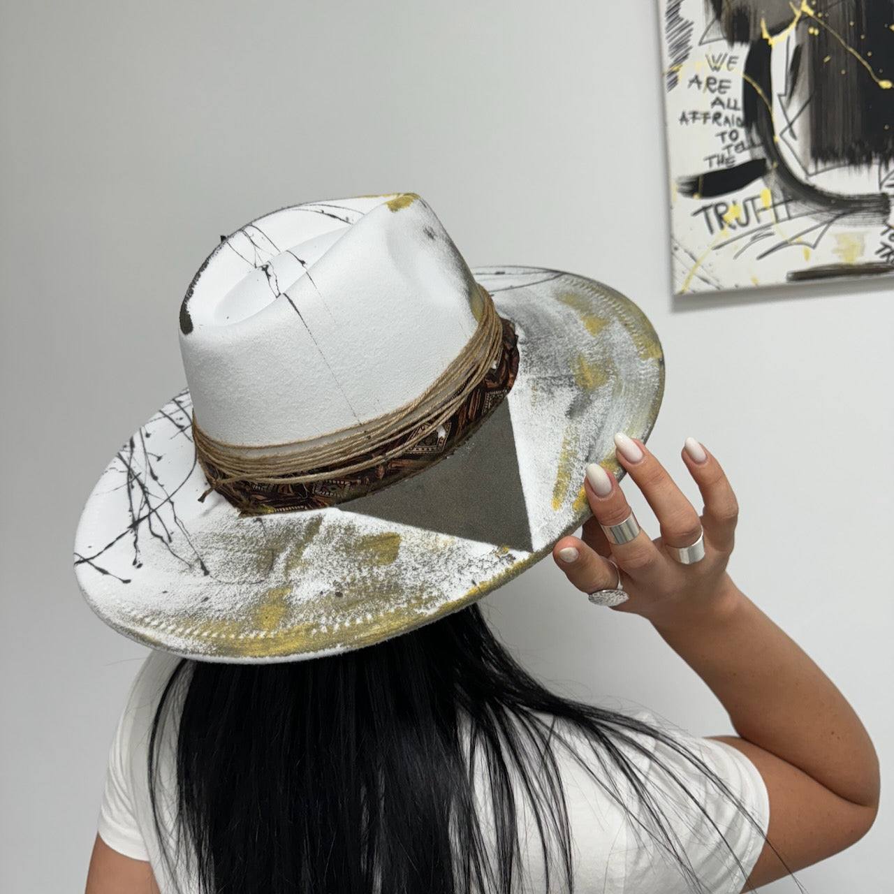 Palarie alba, cu bor lat, handmade, pictata si accesorizata manual, reglabila, Stefanie