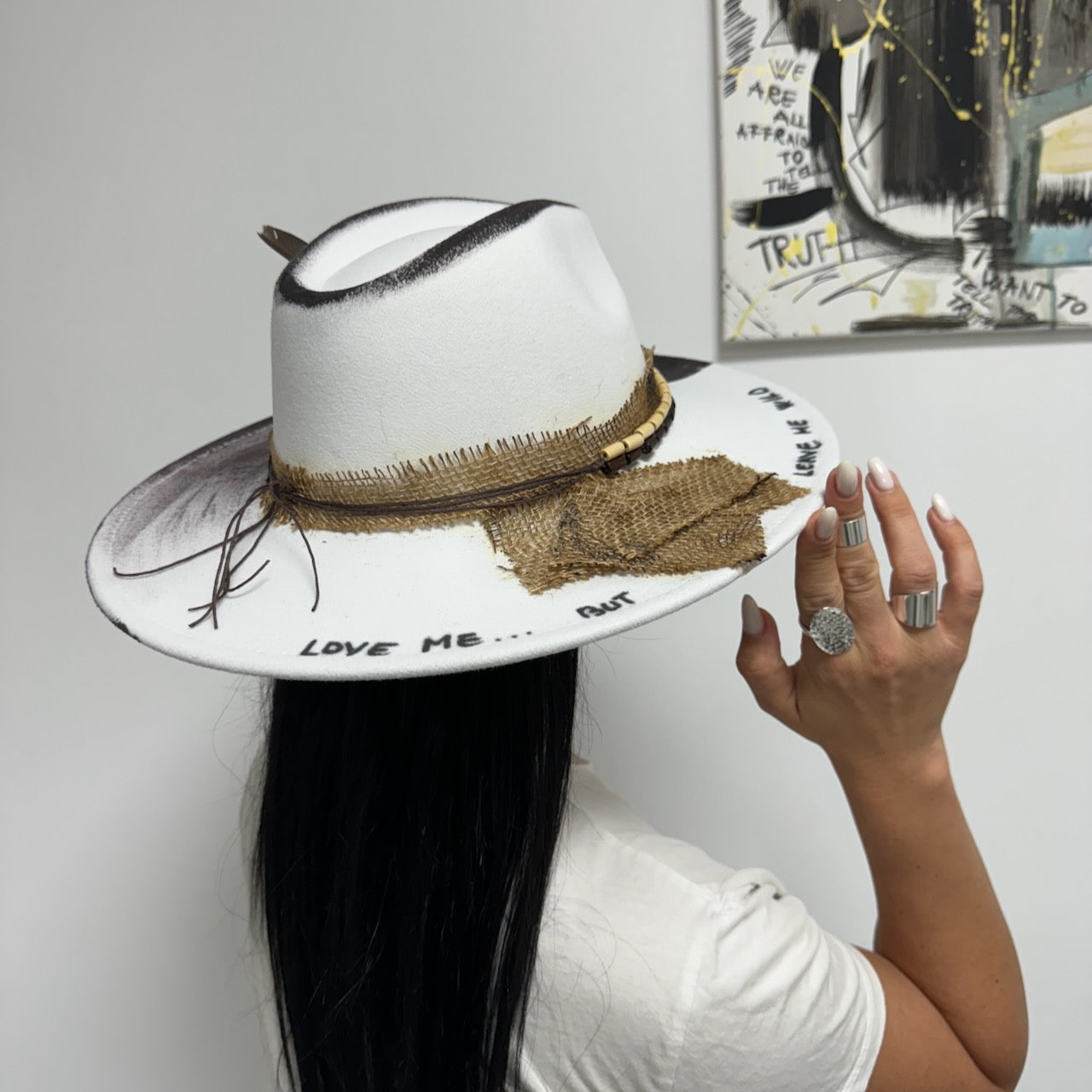 Palarie alba, cu bor lat, handmade, pictata si accesorizata manual, reglabila, Susi