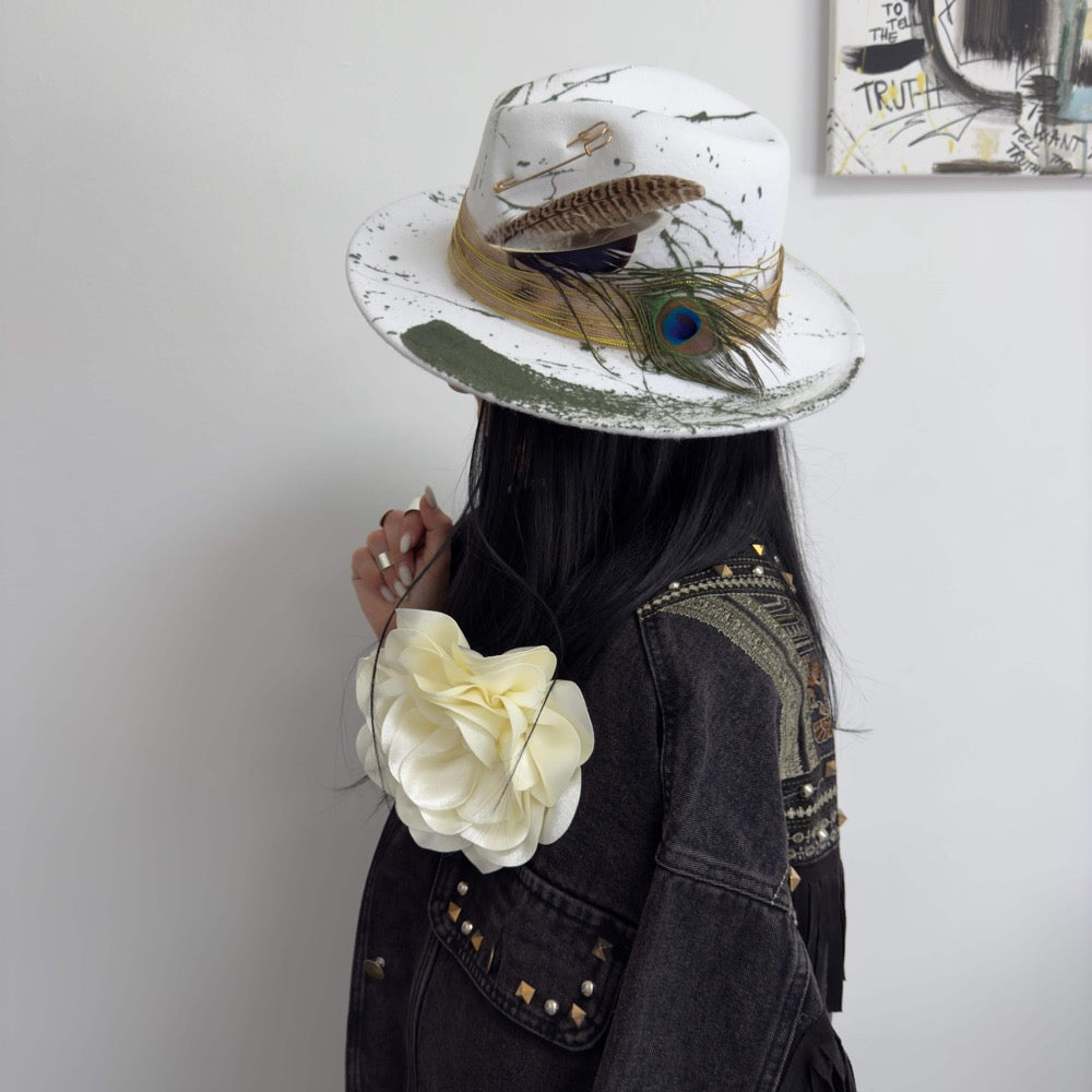 Palarie alba, handmade, pictata si accesorizata manual, Feather Love