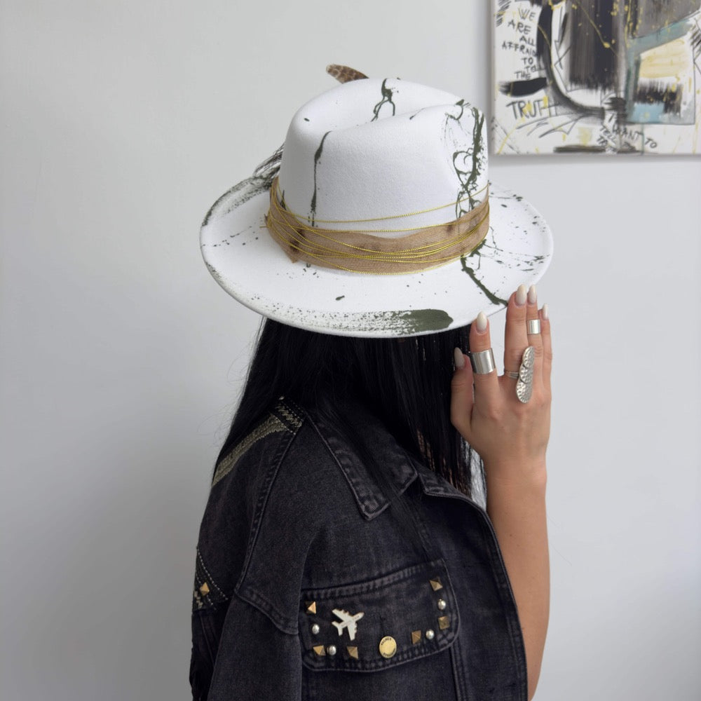 Palarie alba, handmade, pictata si accesorizata manual, Feather Love