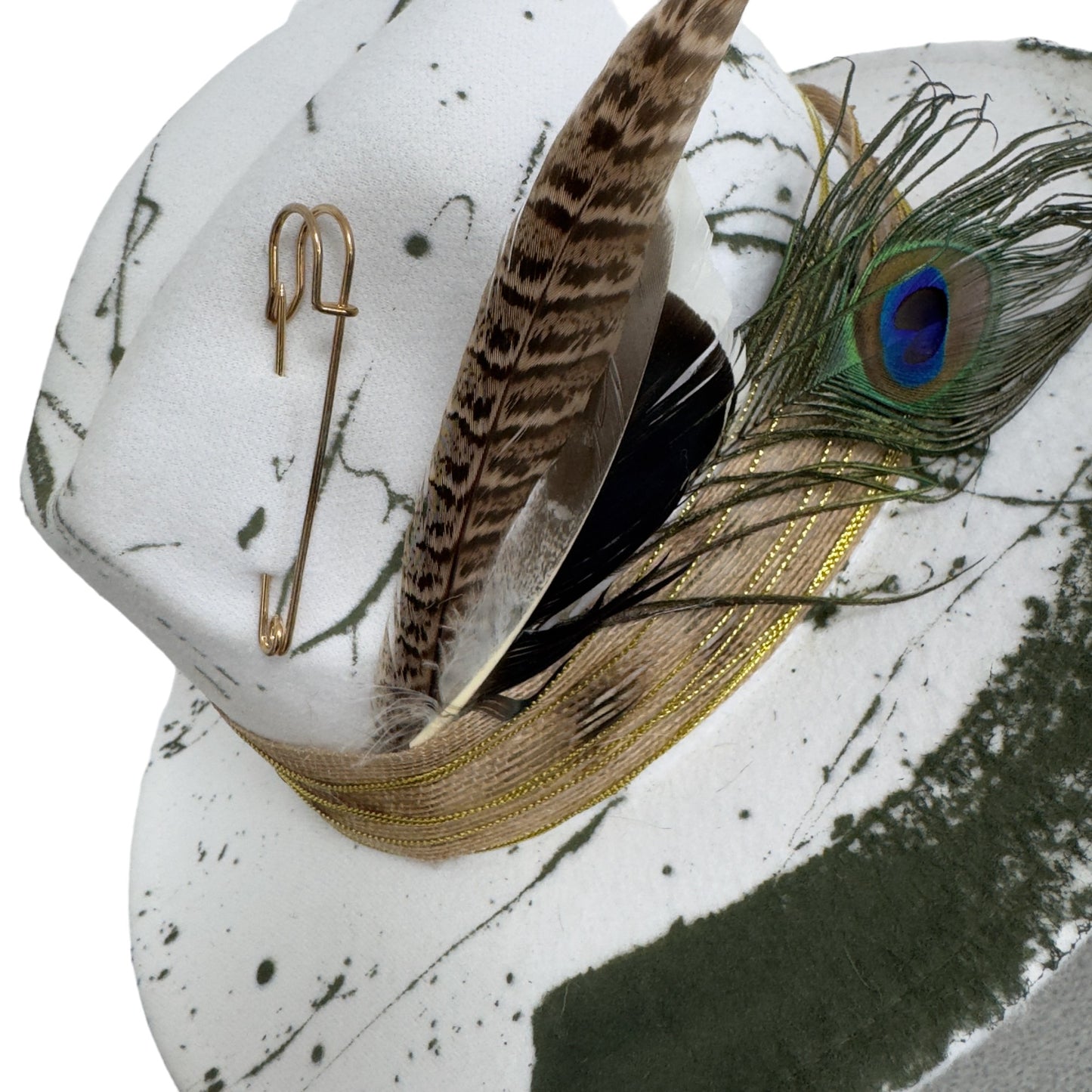 Palarie alba, handmade, pictata si accesorizata manual, Feather Love