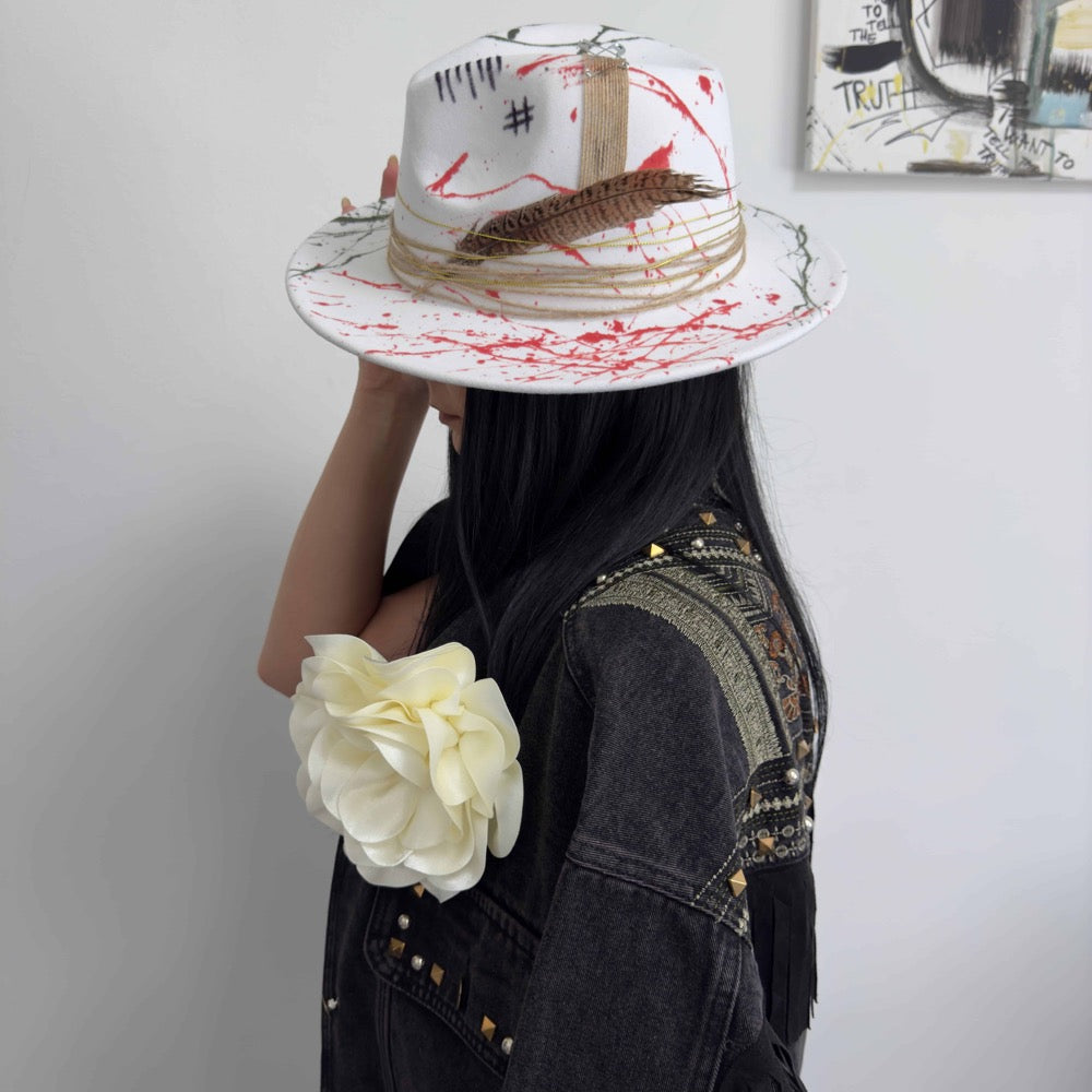 Palarie alba, handmade, pictata si accesorizata manual, Hashtag