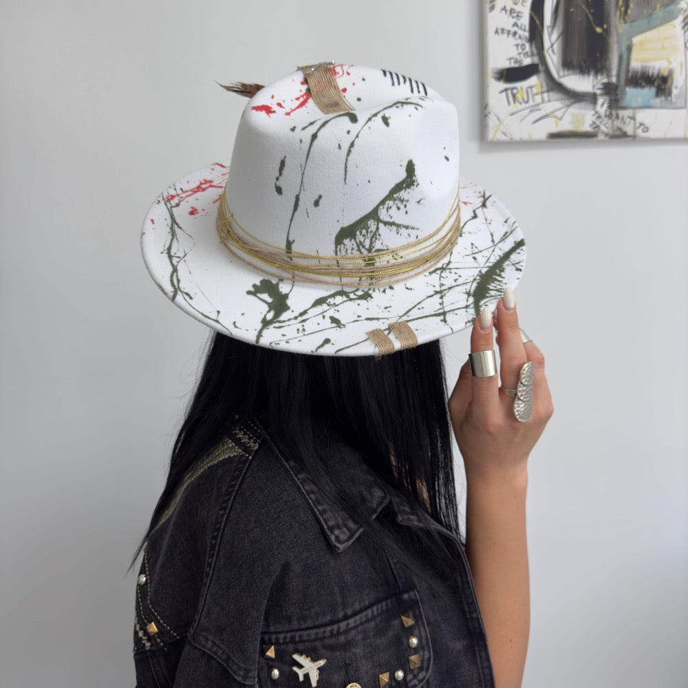 Palarie alba, handmade, pictata si accesorizata manual, Hashtag