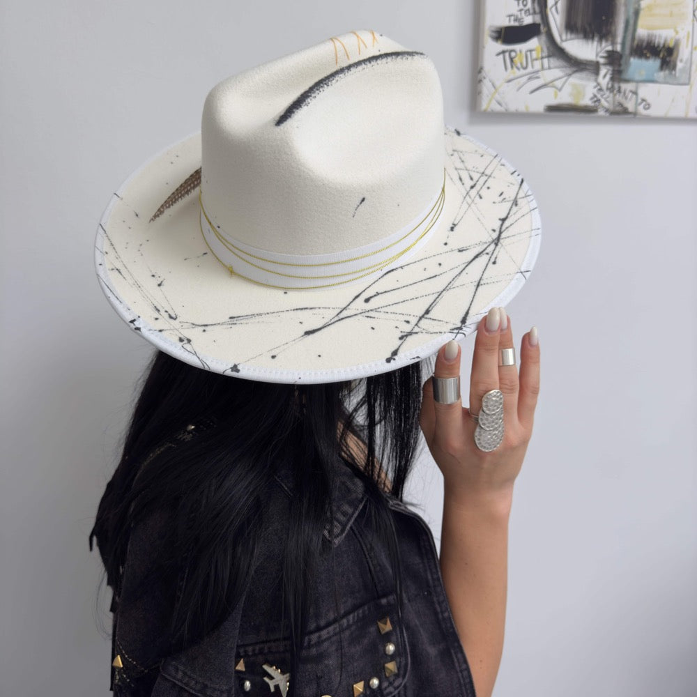 Palarie alb unt, cu bor lat, handmade, pictata si accesorizata manual, Simplicity