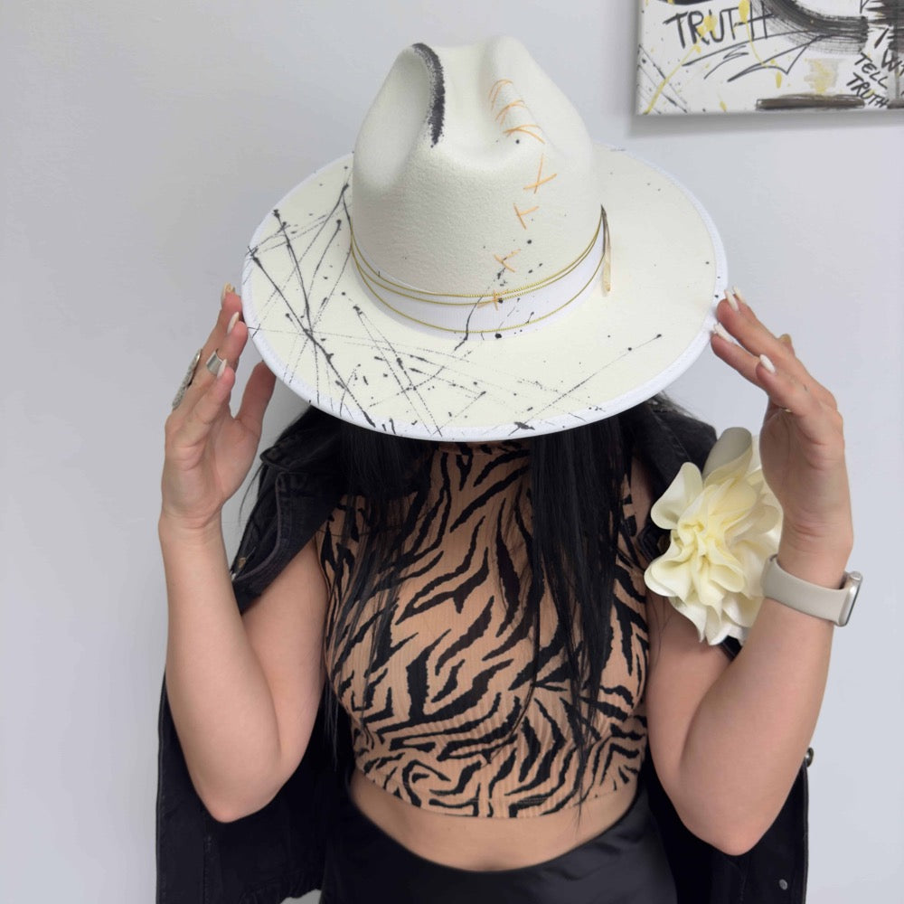 Palarie alb unt, cu bor lat, handmade, pictata si accesorizata manual, Simplicity