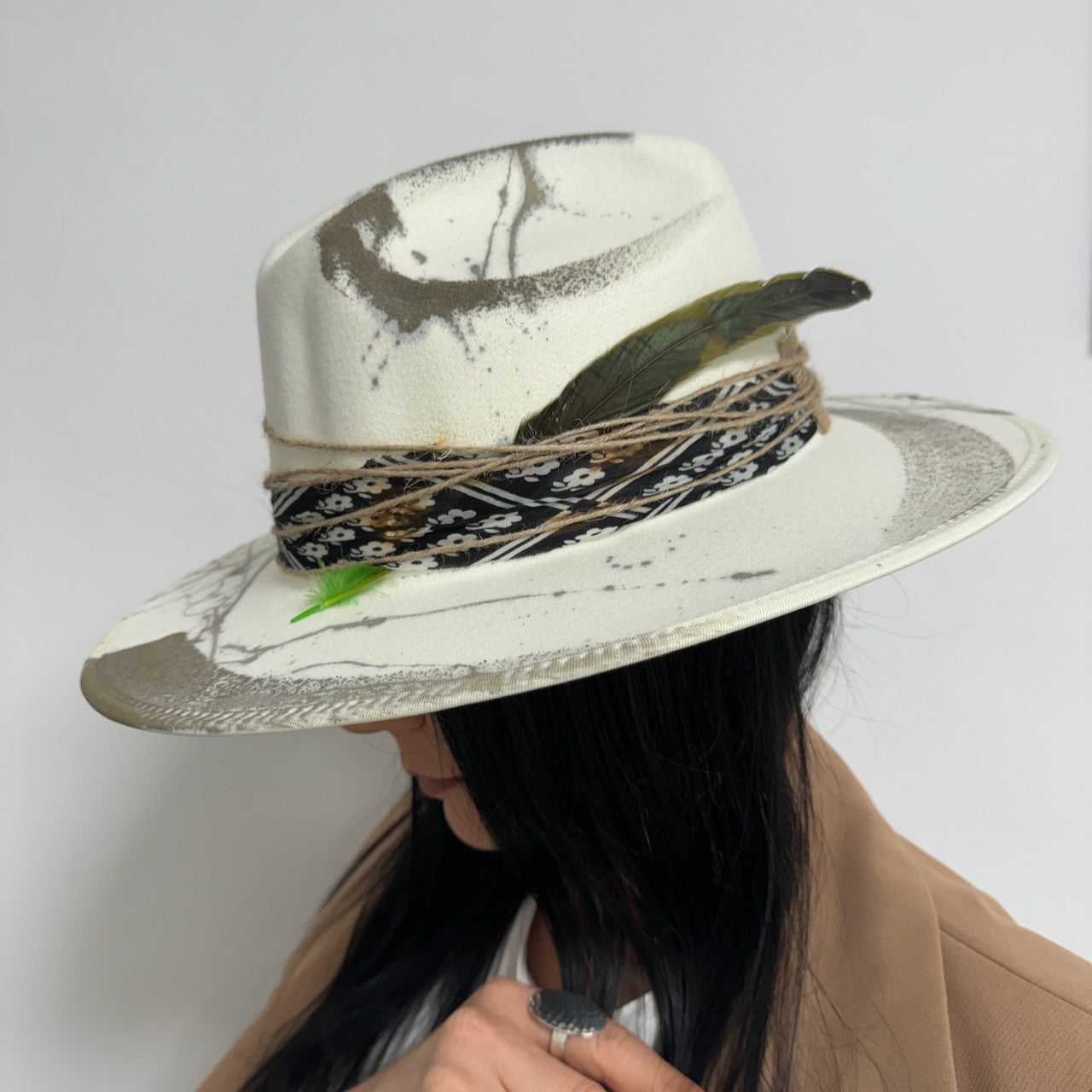 Palarie alb unt, handmade, pictata si accesorizata manual, reglabila, Sophia