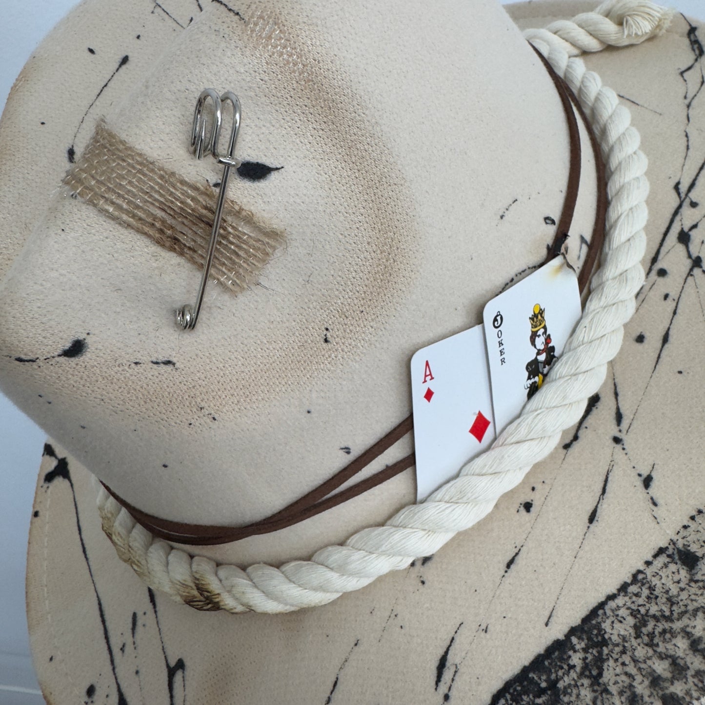 Palarie bej, handmade, pictata si accesorizata manual, Play your Cards