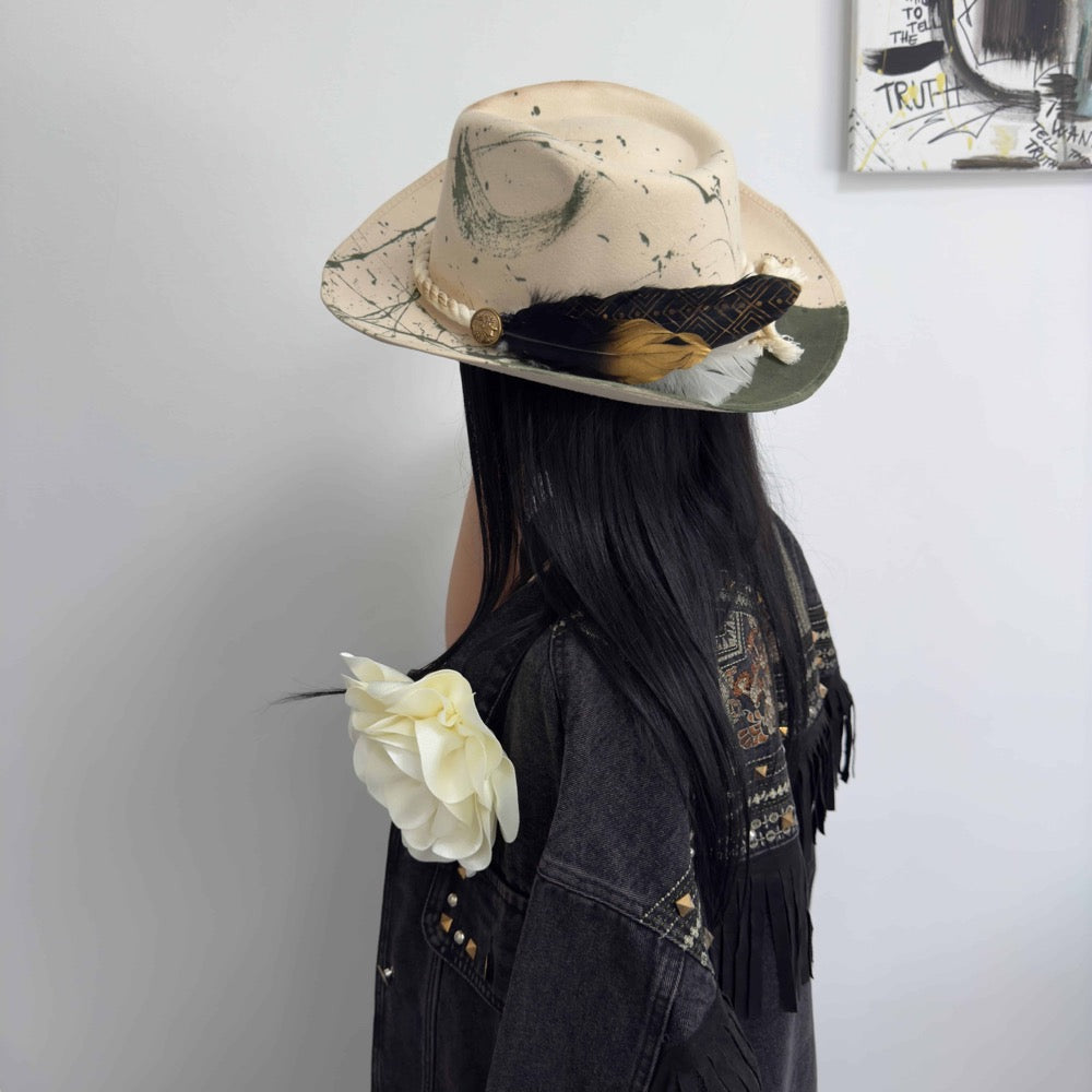 Palarie bej, stil cowboy, handmade, pictata si accesorizata manual, Rusted