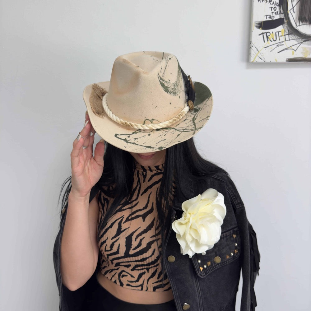 Palarie bej, stil cowboy, handmade, pictata si accesorizata manual, Rusted