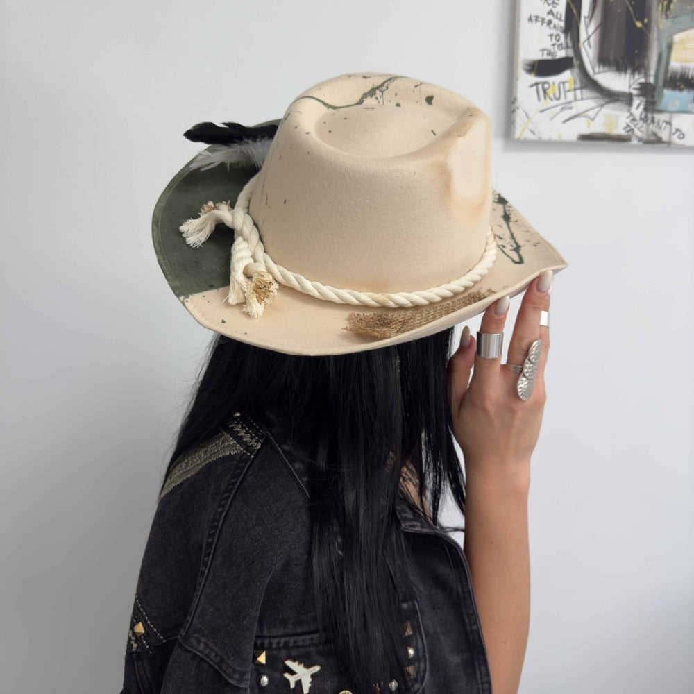 Palarie bej, stil cowboy, handmade, pictata si accesorizata manual, Rusted
