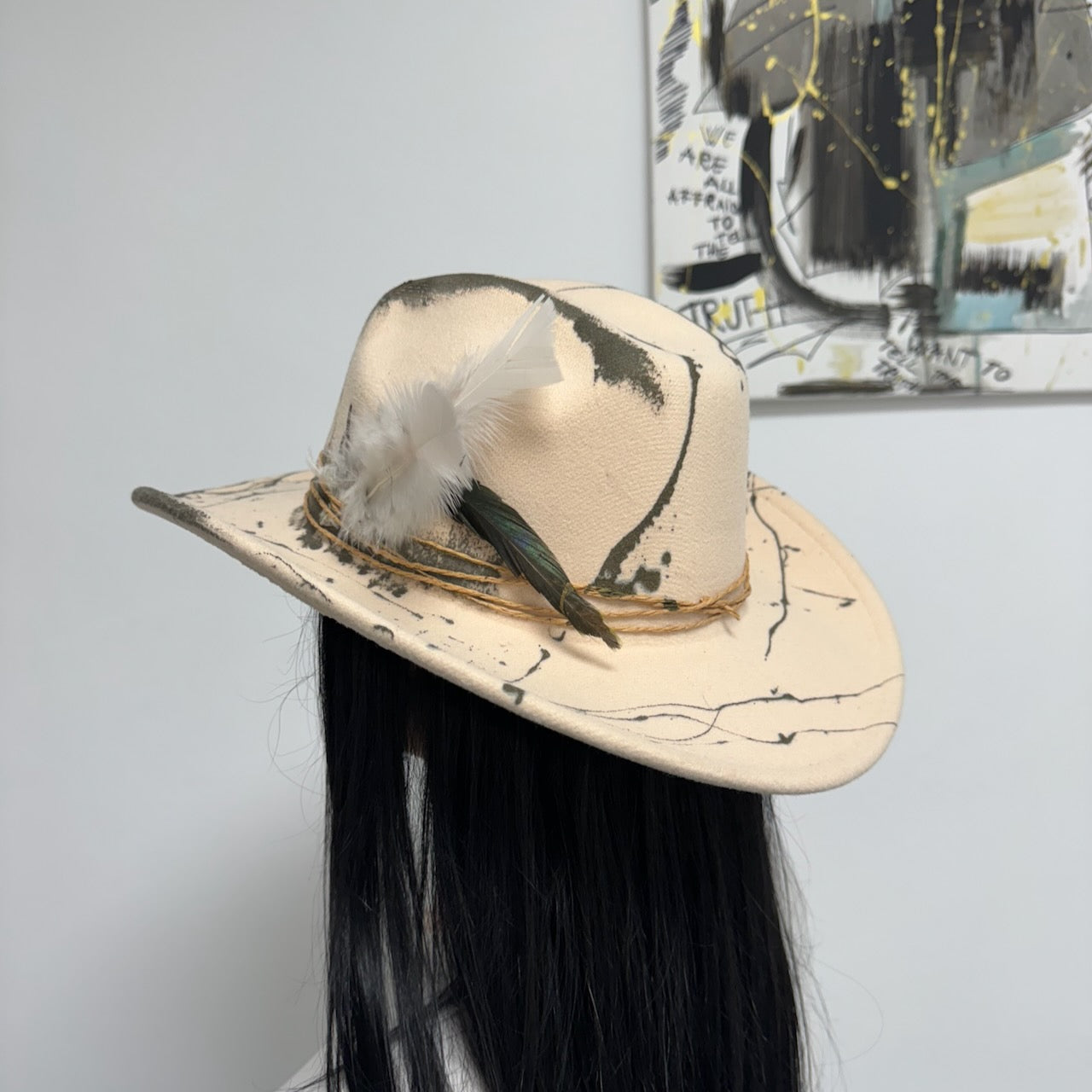 Palarie bej, stil cowboy, handmade, pictata si accesorizata manual, reglabila, Soria