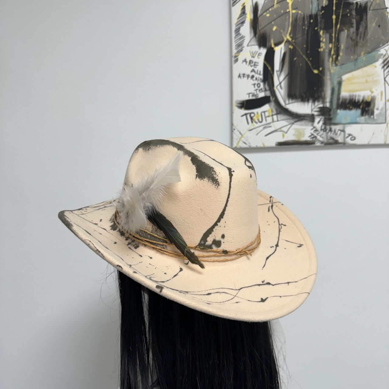 Palarie bej, stil cowboy, handmade, pictata si accesorizata manual, reglabila, Soria