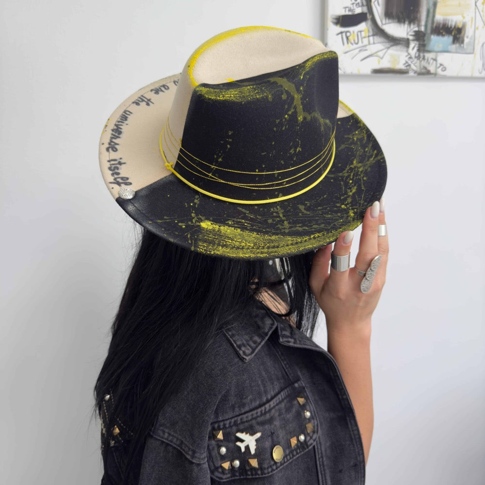 Palarie bej cu negru, handmade, pictata si accesorizata manual, Universe