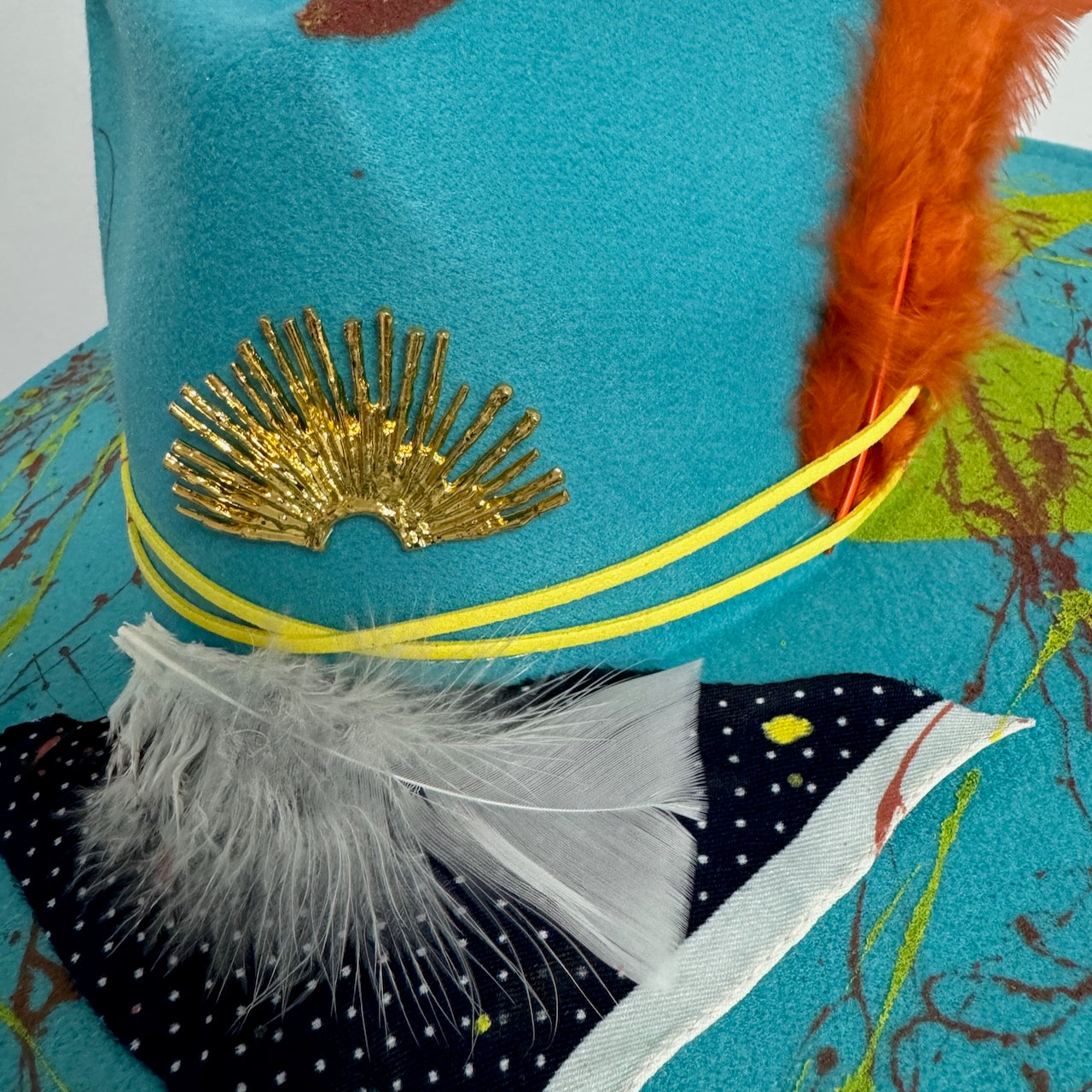 Palarie bleu, cu bor lat, handmade, pictata si accesorizata manual, reglabila, Susett