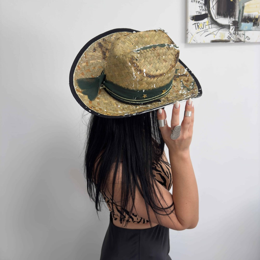 Palarie maro, stil cowboy, de paie, handmade, pictata si accesorizata manual, Jamaica