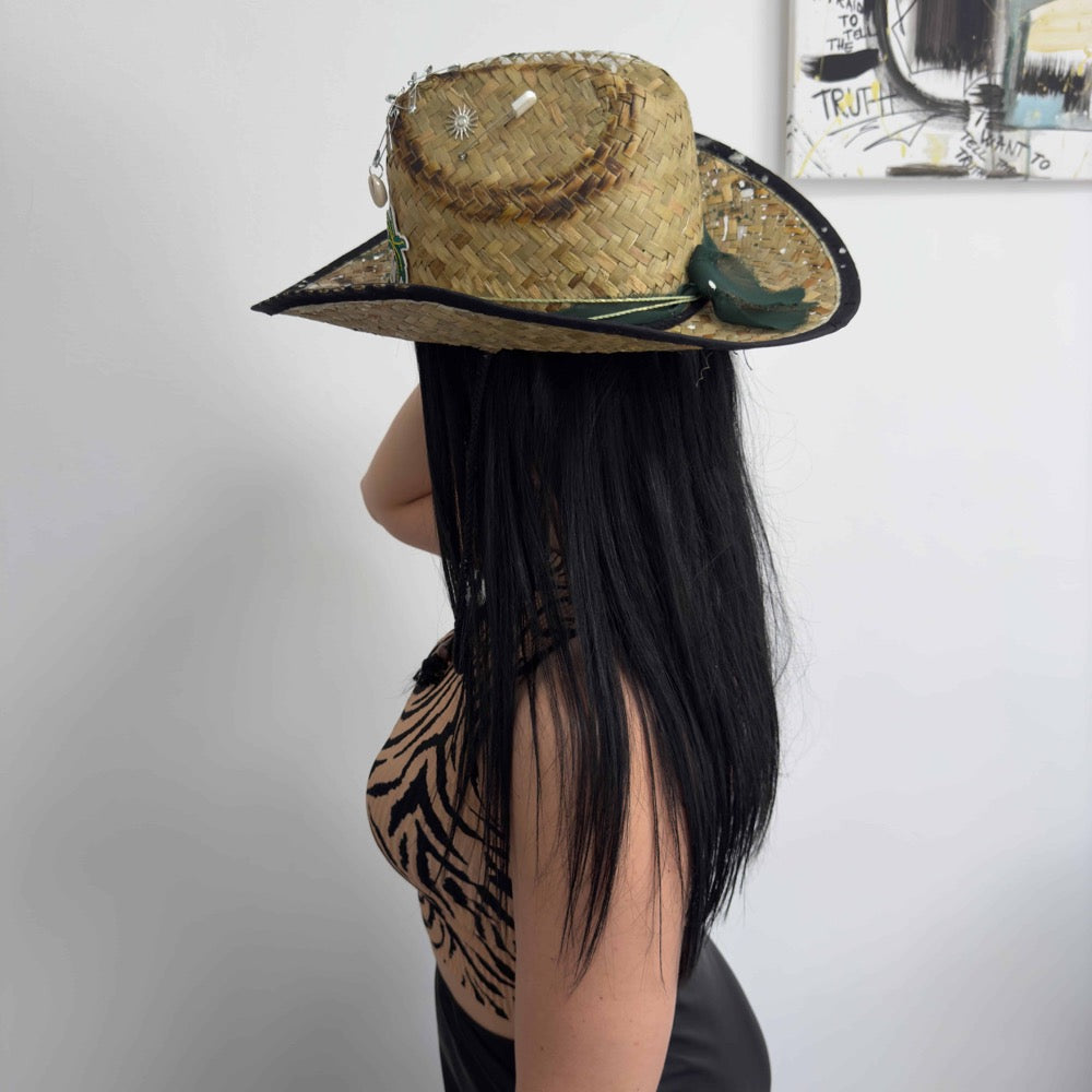 Palarie maro, stil cowboy, de paie, handmade, pictata si accesorizata manual, Jamaica