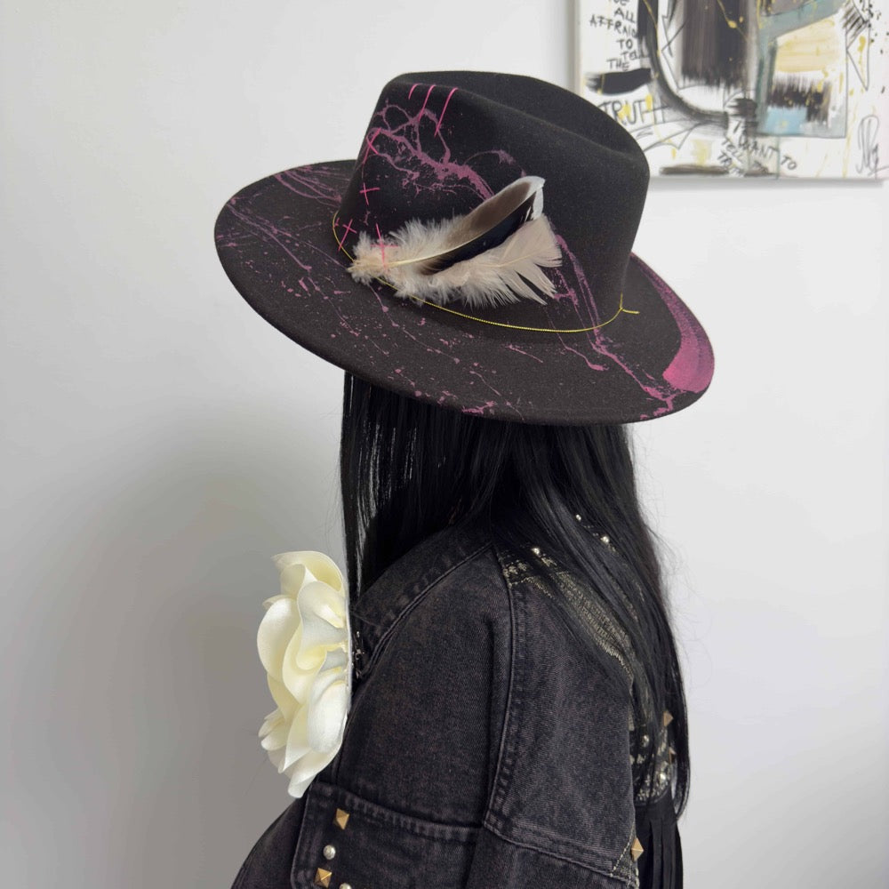 Palarie neagra, cu bor lat, handmade, pictata si accesorizata manual, Pink Fever