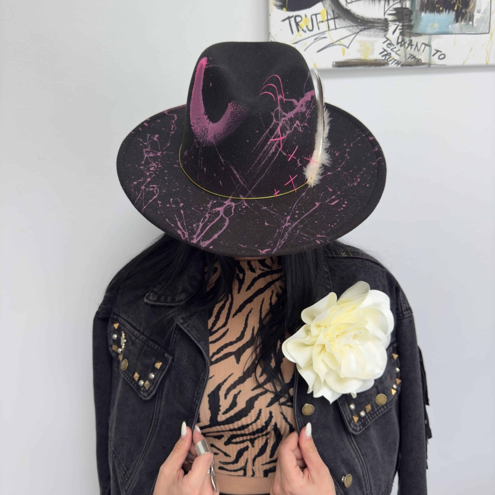 Palarie neagra, cu bor lat, handmade, pictata si accesorizata manual, Pink Fever