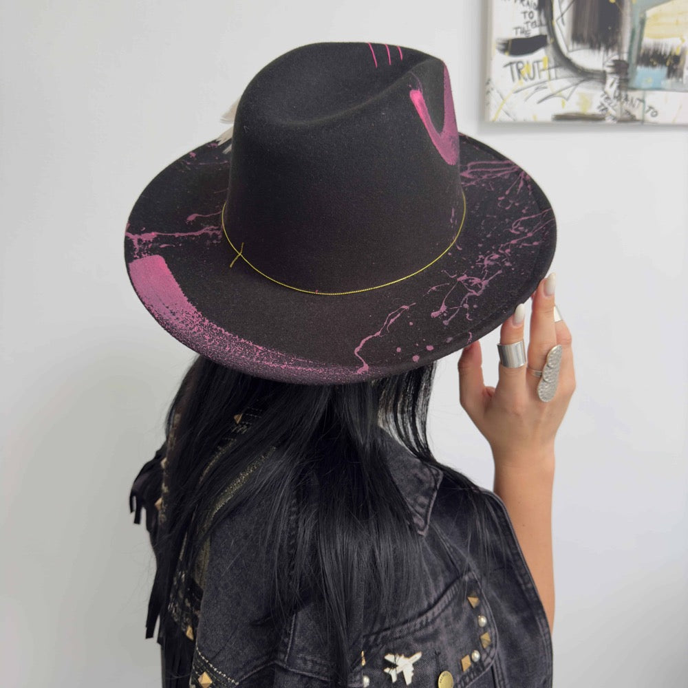 Palarie neagra, cu bor lat, handmade, pictata si accesorizata manual, Pink Fever