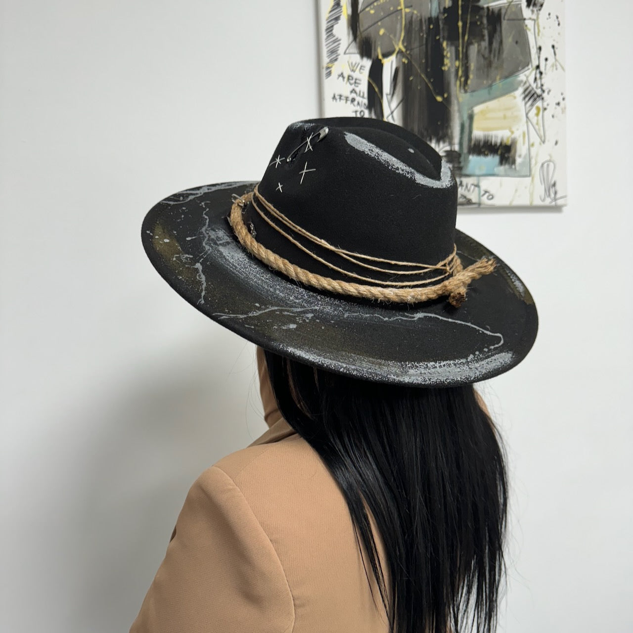 Palarie neagra, cu bor lat, handmade, pictata si accesorizata manual, reglabila, Stence