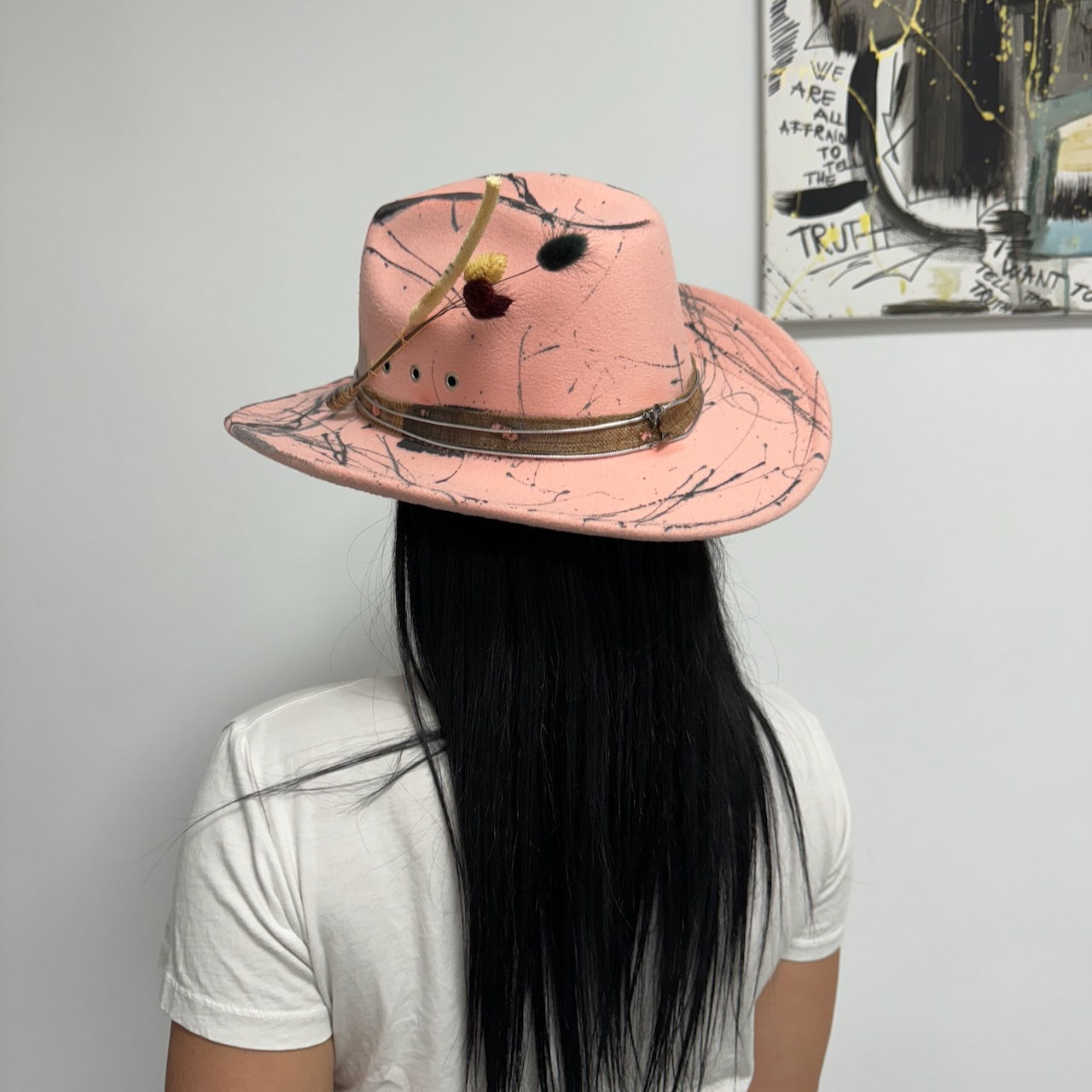 Palarie roz, stil cowboy, handmade, pictata si accesorizata manual, reglabila, Sunny