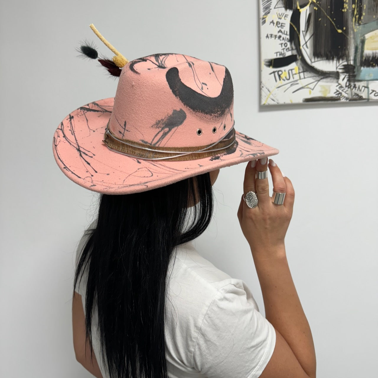 Palarie roz, stil cowboy, handmade, pictata si accesorizata manual, reglabila, Sunny