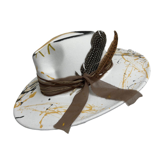 Palarie alba, cu bor lat, handmade, pictata si accesorizata manual, reglabila, Suzette