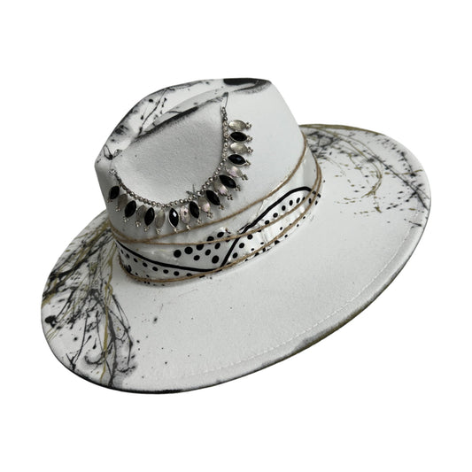Palarie alba, cu bor lat, handmade, pictata si accesorizata manual, reglabila, Svenny