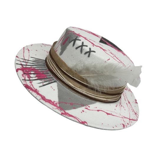 Palarie alba, stil canotiera, handmade, pictata si accesorizata manual, reglabila, Tagea
