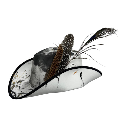 Palarie alba, stil cowboy, handmade, pictata si accesorizata manual, reglabila, Tabitta