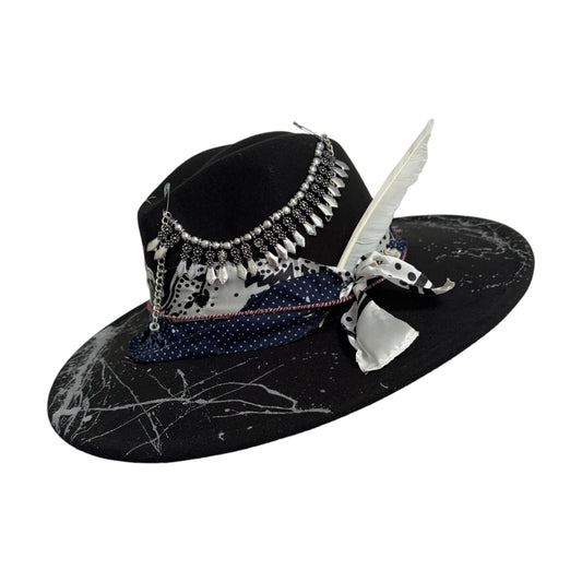 Palarie neagra, cu bor lat, handmade, pictata si accesorizata manual, reglabila, Suzanna