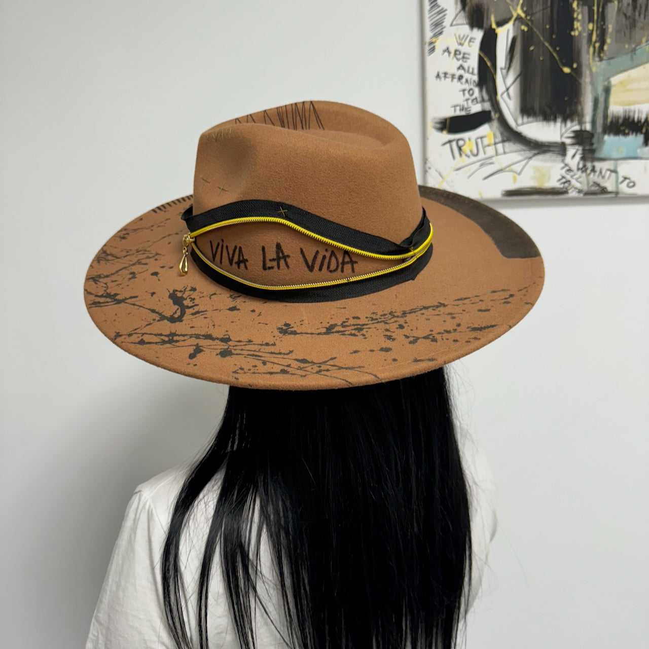 Palarie maro, cu bor lat, handmade, pictata si accesorizata manual, reglabila, Sunita
